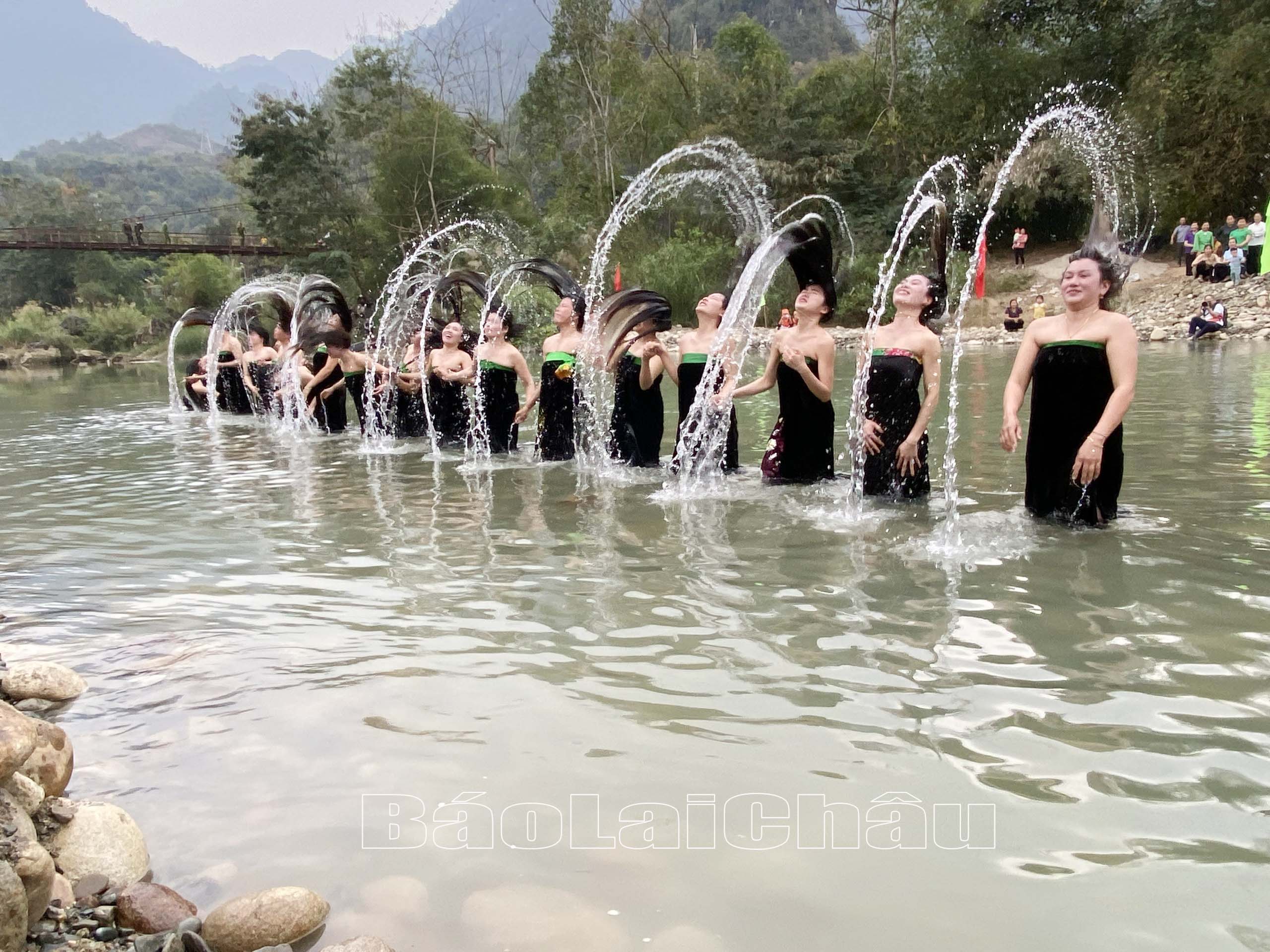 … Tái hiện nghi thức gội đầu trong lễ hội áp hô chiêng